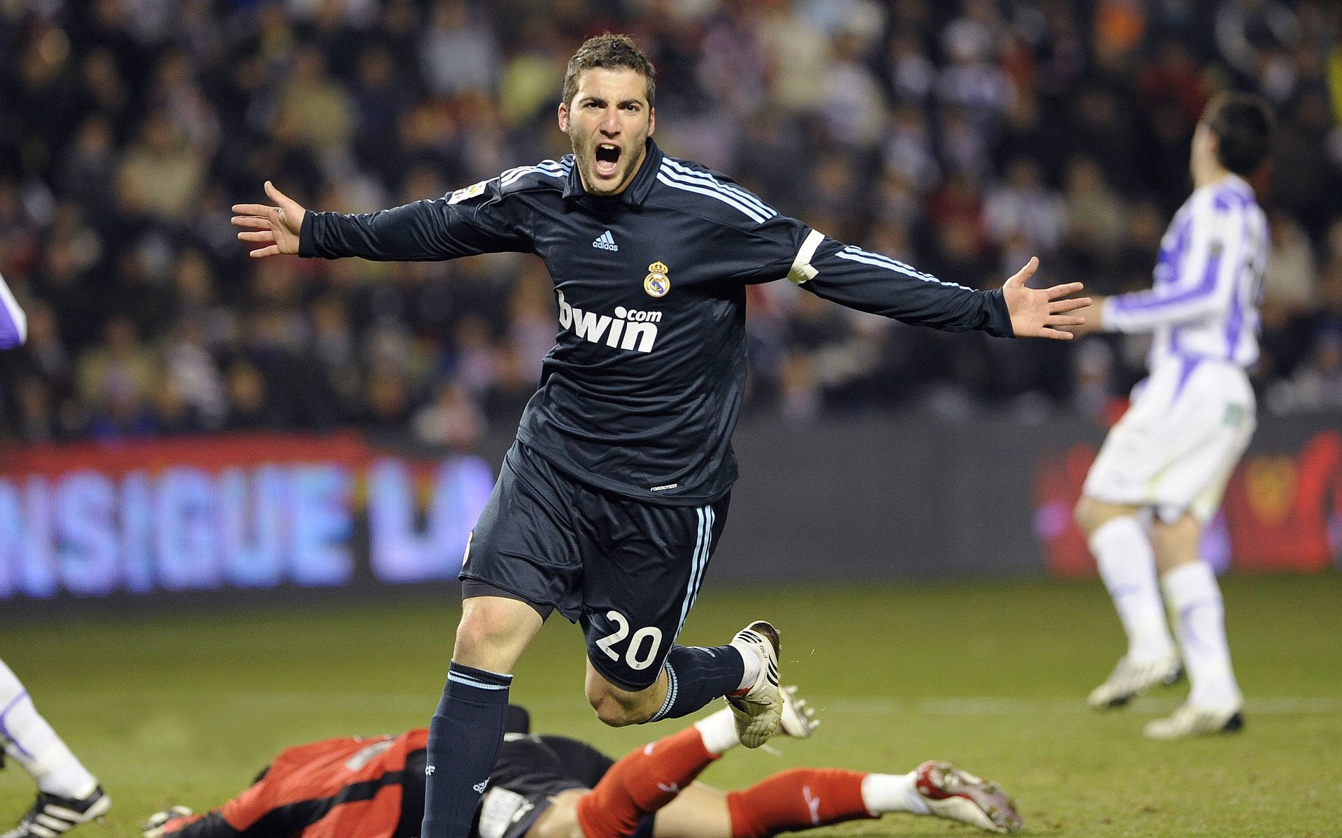 “阿仙奴攻势强劲,热刺能否挡住?”